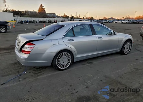 2007 Mercedes-Benz S 550 z USA, uszkodzony, nr VIN WDDNG71X77A108129